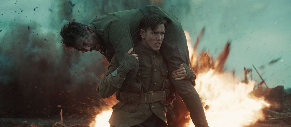Harris Dickinson Harris Dickinson trägt als britischer Soldat im ersten Weltkrieg einen verwundeten Kameraden durch ein explodierendes Schlachtfeld.