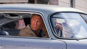 James Bond schaut grimmig aus einem Aston Martin - Foto: IMAGO / Capital Pictures James Bond schaut grimmig aus einem Aston Martin - Foto: IMAGO / Capital Pictures