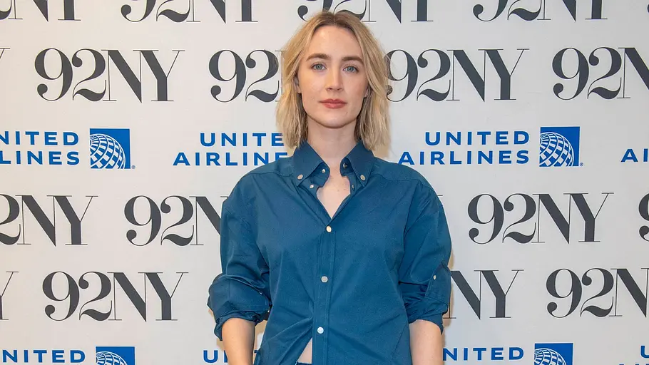 Saoirse Ronan Saoirse Ronan posiert lässig vor einer Fotowand.