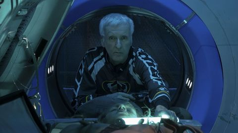 James Cameron lehnt sich bei den Dreharbeiten zu „Avatar: The Way of Water“ über den Darsteller von Spider und beleuchtet dessen Gesicht mit einer Lichtröhre. - Foto: TMDB