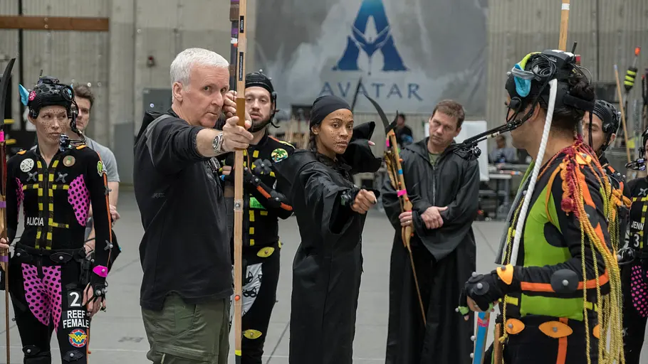 James Cameron mit Zoe Saldana am „Avatar“-Set. Er hält einen Bogen, sie macht seine Bewegung nach.
