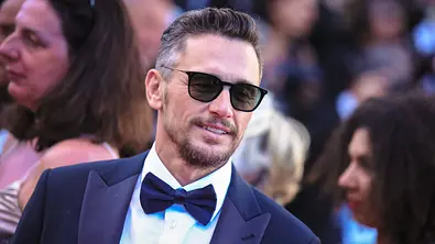 James Franco ist beim Cannes Filmfestival und trägt einen Anzug mit Sonnenbrille. - Foto: IMAGO / ZUMA Press Wire James Franco ist beim Cannes Filmfestival und trägt einen Anzug mit Sonnenbrille. - Foto: IMAGO / ZUMA Press Wire