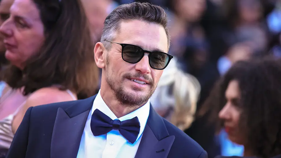 James Franco James Franco ist beim Cannes Filmfestival und trägt einen Anzug mit Sonnenbrille.