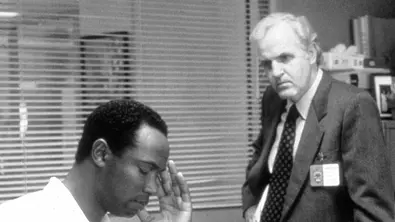 Aufnahme in Graustufen. James Handy trägt einen Anzug und steht neben dem sitzenden Bobby Hosea. - Foto: IMAGO / Everett Collection