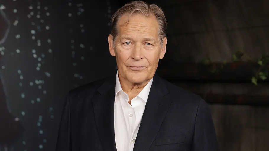 James Remar schaut ernst in die Kamera.