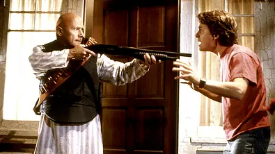 James Tolkan richtet eine Schrotflinte auf Michael J. Fox. - Foto:  IMAGO / Everett Collection