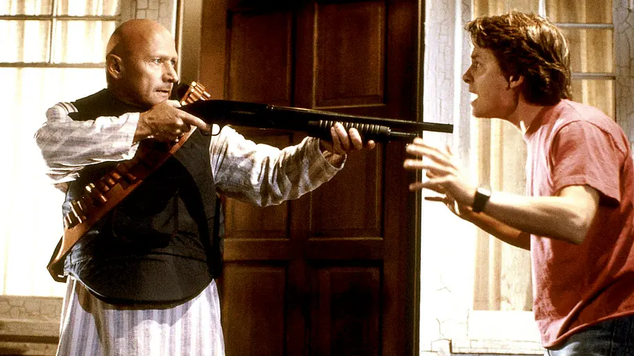James Tolkan James Tolkan richtet eine Schrotflinte auf Michael J. Fox.