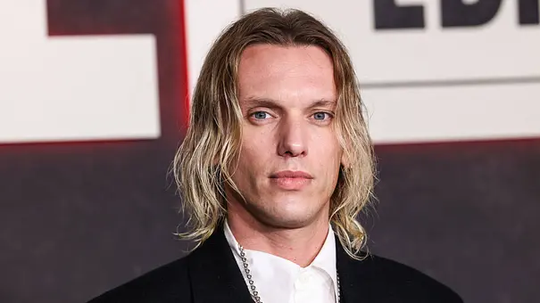 Jamie Campbell Bower posiert in einem schwarzen Anzug und einem weißen Hemd für die Kamera.  - Foto: IMAGO / Avalon.red