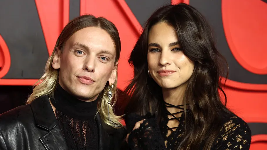 Jamie Campbell Bower und seine Freundin Elena Taber bei der Premiere von „Stranger Things“, Staffel 5.