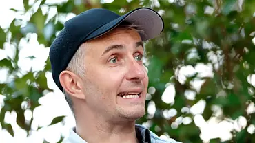 Jan Böhmermann trägt eine Kappe und schaut mit leicht geöffnetem Mund zur Seite. - Foto: IMAGO / Panama Pictures Jan Böhmermann trägt eine Kappe und schaut mit leicht geöffnetem Mund zur Seite. - Foto: IMAGO / Panama Pictures