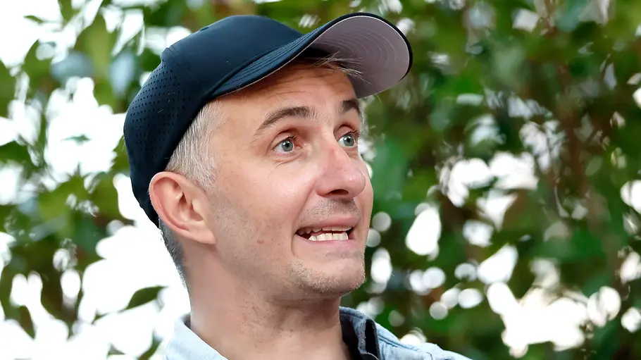 Jan Böhmermann hat seine komplette Tour abgesagt. Jan Böhmermann trägt eine Kappe und schaut mit leicht geöffnetem Mund zur Seite.