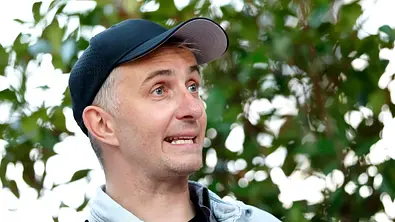 Jan Böhmermann mit einem überraschten Gesichtsausdruck. - Foto: Imago/Panama Pictures