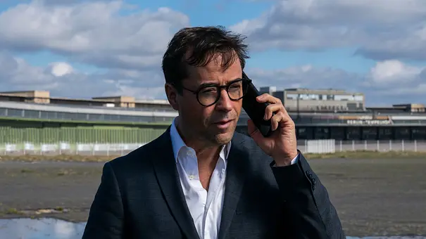 Requiem für einen Freund: Joachim Vernau (Jan Josef Liefers) hält ein Telefon an sein linkes Ohr. - Foto: ZDF/Julia Terjung