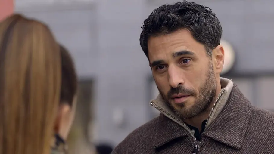 GZSZ-Szene: Jan Kittmann spielt Tobias und spricht mit Emily (gespielt von Anne Menden)