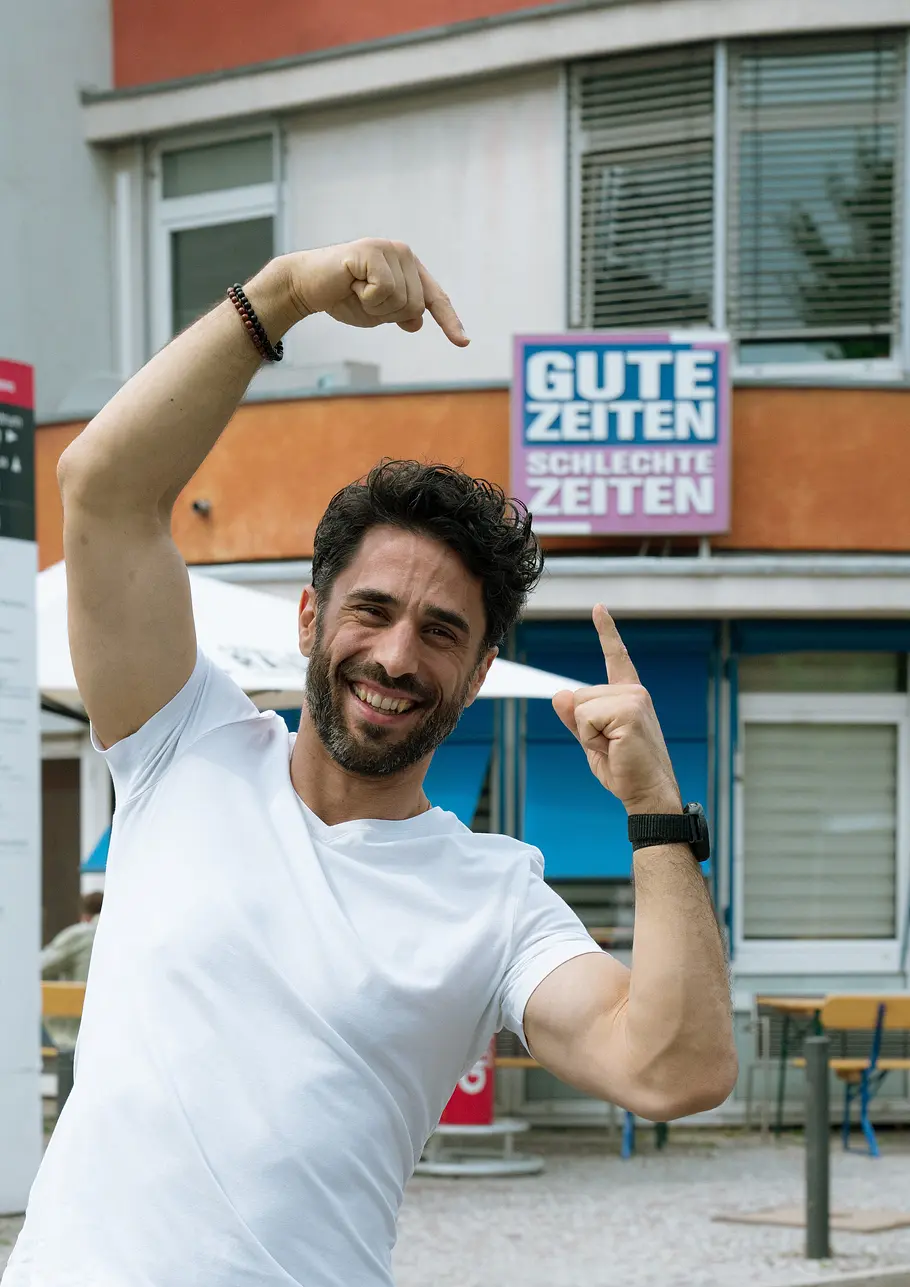 Jan Kittmann izeigt auf das GZSZ-Schild
