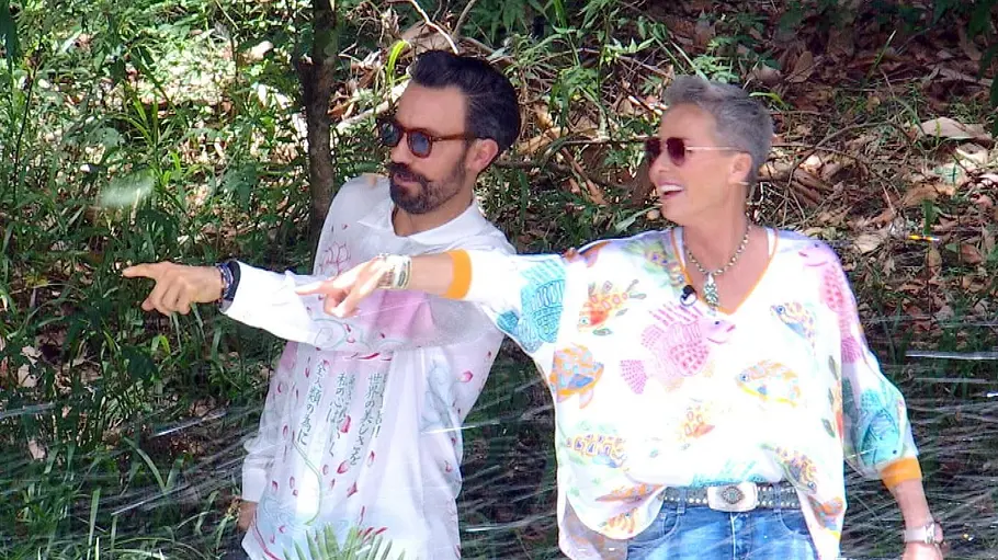 Was denkt Jan Köppen wirklich über Gil Ofarim? Jan Köppen und Sonja Zietlow im Dschungelcamp mit Sonnenbrillen