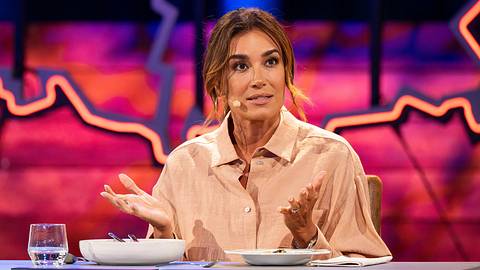 Jana Ina Zarrella bei Grill den Henssler. - Foto: RTL / Markus Hertrich