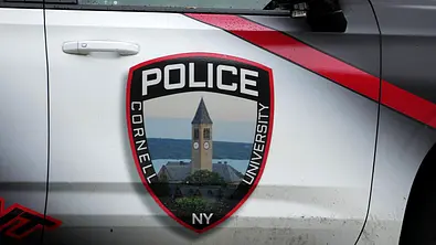 Die Tür eines Polizeiautos zeigt das Wappen der Cornell University mit Uhrturm und die Aufschrift „POLICE“. - Foto: AP Photo/Matt Rourke/NETFLIX Die Tür eines Polizeiautos zeigt das Wappen der Cornell University mit Uhrturm und die Aufschrift „POLICE“. - Foto: AP Photo/Matt Rourke/NETFLIX