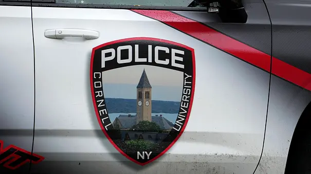 Die Tür eines Polizeiautos zeigt das Wappen der Cornell University mit Uhrturm und die Aufschrift „POLICE“. - Foto: AP Photo/Matt Rourke/NETFLIX Die Tür eines Polizeiautos zeigt das Wappen der Cornell University mit Uhrturm und die Aufschrift „POLICE“. - Foto: AP Photo/Matt Rourke/NETFLIX