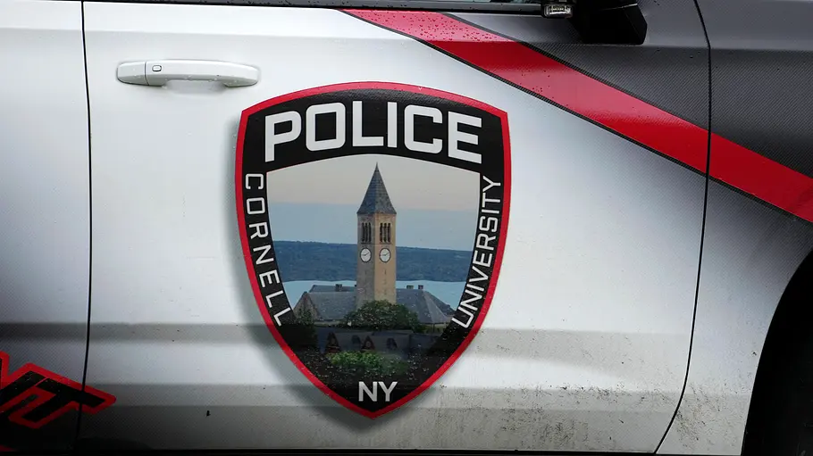 Jane Doe v. Cornell 7 Netflix-Doku. Die Tür eines Polizeiautos zeigt das Wappen der Cornell University mit Uhrturm und die Aufschrift „POLICE“.