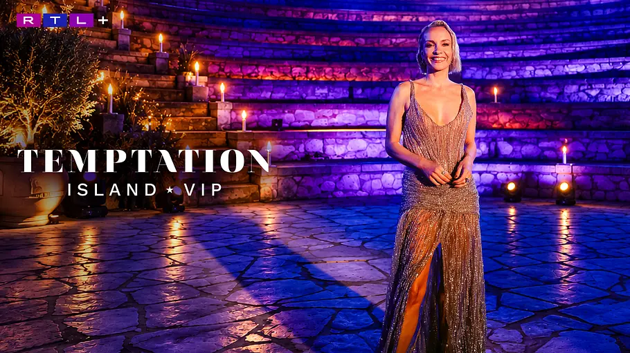 Janin Ullmann moderiert wieder die Show. Janin Ullmann im glitzernden Abendkleid steht vor violett beleuchteten Steinstufen mit Kerzen. Links steht „Temptation Island VIP“.