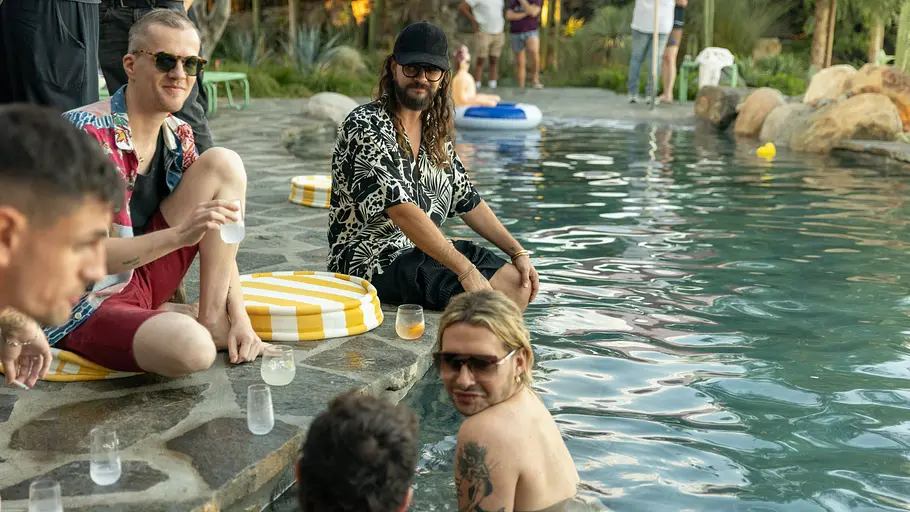 Jannik Kontalis und Bill Kaulitz im Pool, Tom Kaulitz beobachtet sie Reality-Star Jannik Kontalis und Tokio-Hotel-Sänger Bill Kaulitz flirten im Pool, während Zwillingsbruder Tom Kaulitz mit ernstem Blick im Hintergrund am Beckenrand sitzt und das Geschehen genau beobachtet