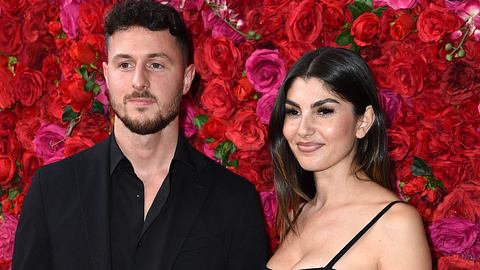 Jannik Kontalis und Yeliz Koc bei einer Veranstaltung, er schaut ernst, sie lächelt. - Foto: IMAGO / Eventflash