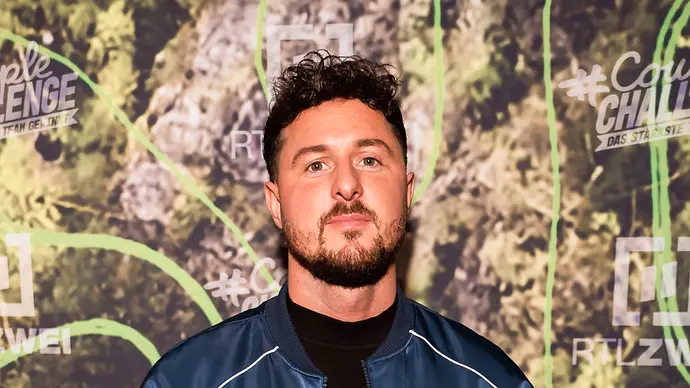 Jannik Kontalis in einer blauen College-Jacke. - Foto: Imago/Future Image Jannik Kontalis in einer blauen College-Jacke. - Foto: Imago/Future Image