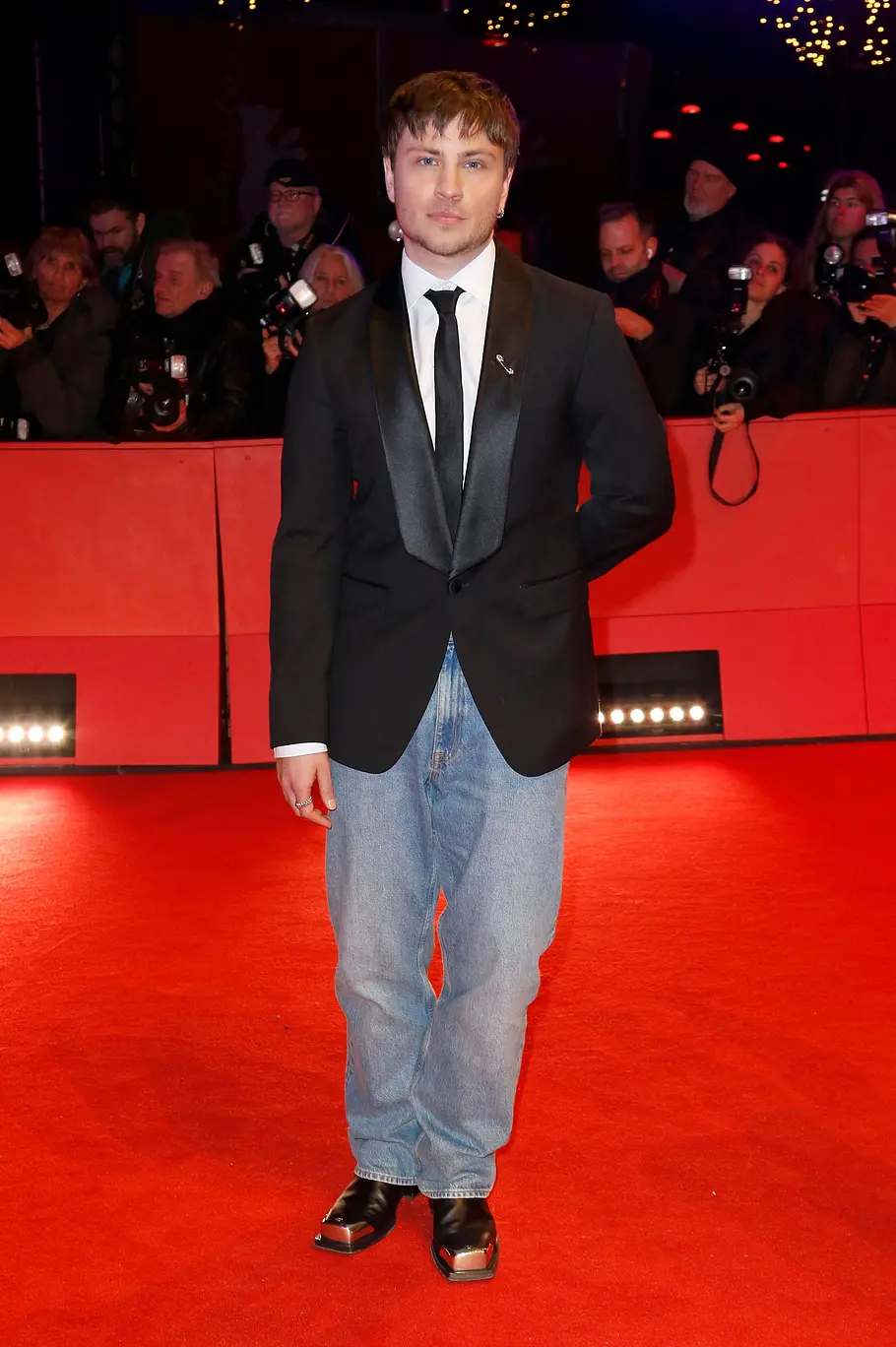 Jannik Schümann Berlinale-Look mit Jeans und Anzugweste