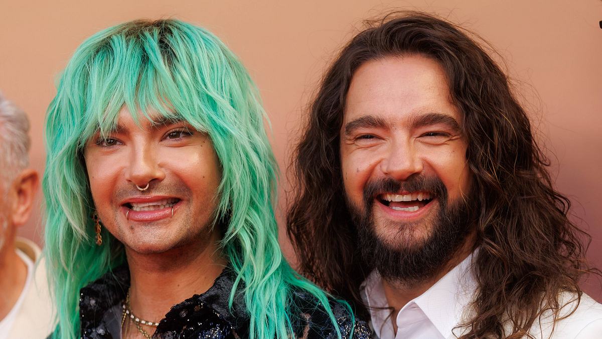 Tom und Bill schauen fröhlich in die Kamera!