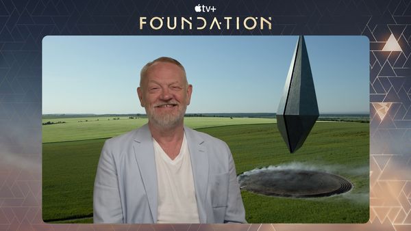 Jared Harris lächelt beim Interview in die Kamera. - Foto: Apple TV+/TVMovie.de