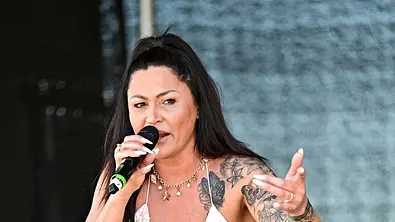 Jasmin Herren im weißen Kleid auf der Bühne - Foto:  IMAGO / STAR-MEDIA