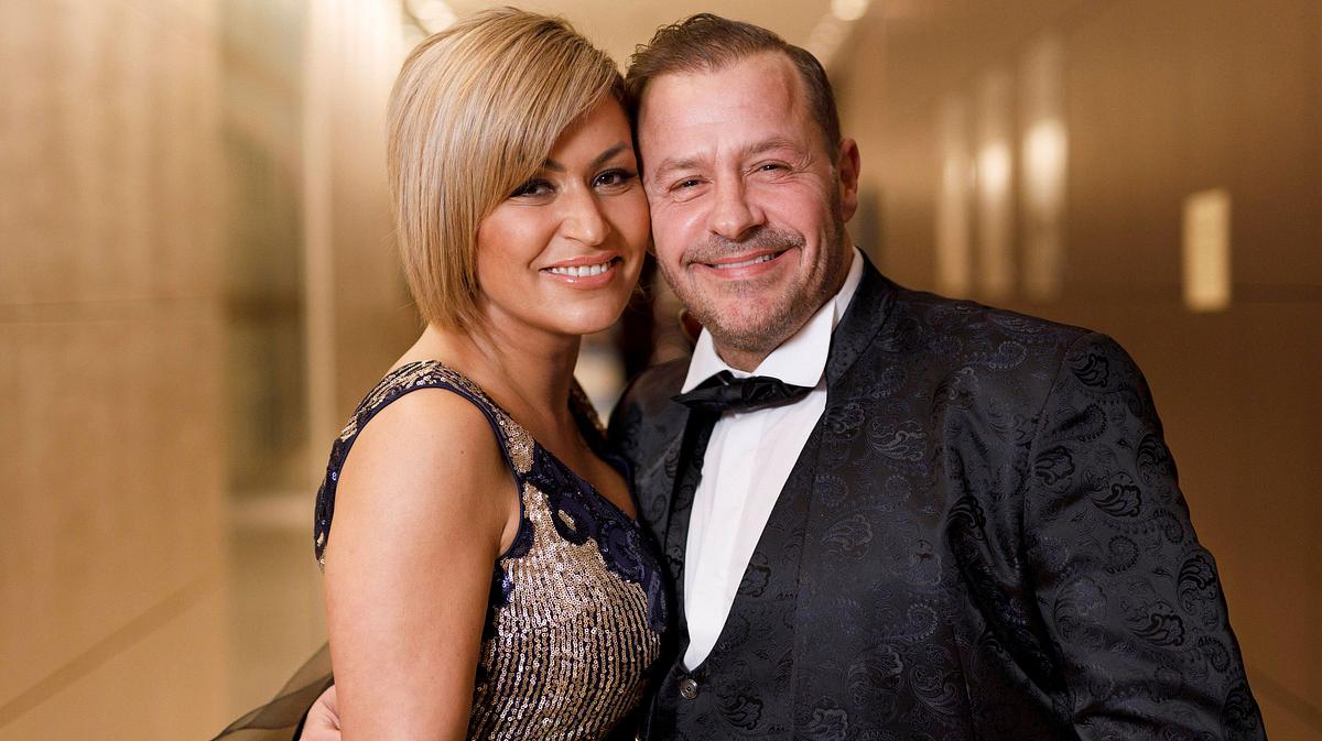 Willi Herren mit Ehefrau Jasmin Jennewein bei der 13. Dorint Charity Sports Night 2019 im Dorint Hotel an der Messe in Deutz