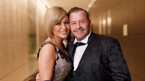 Willi Herren mit Ehefrau Jasmin Jennewein bei der 13. Dorint Charity Sports Night 2019 im Dorint Hotel an der Messe in Deutz - Foto: IMAGO / Future Image