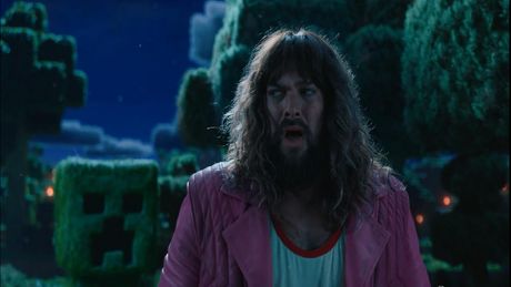 Jason Momoa spielt im Minecraft-Film eine Hauptrolle und muss Acht geben auf Creeper - Foto: Foto: Warner Bros. Entertainment Inc.