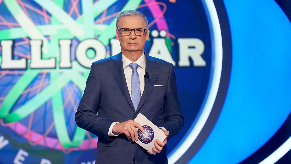 Günther Jauchs WWM bekommt Konkurrenz Günther Jauch steht vor dem Logo von Wer wird Millionär?