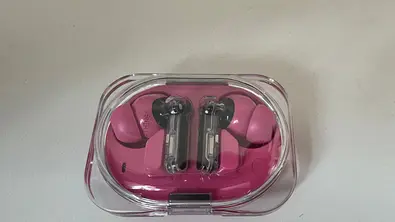 Nothing Ear (3a) in ihrem durchsichtigen Ladecase in Pink  - Foto: Privat / Jay Becker