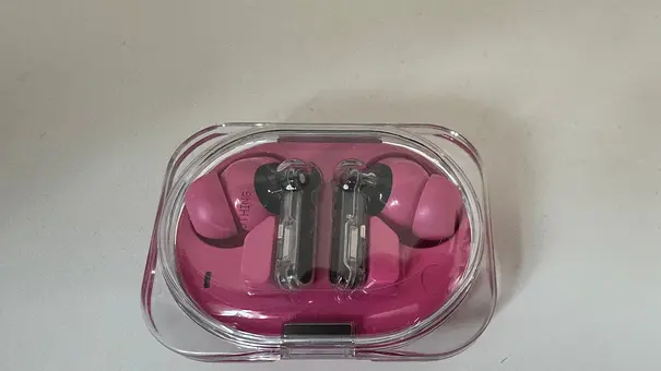 Nothing Ear (3a) in ihrem durchsichtigen Ladecase in Pink - Foto: Privat / Jay Becker Nothing Ear (3a) in ihrem durchsichtigen Ladecase in Pink - Foto: Privat / Jay Becker