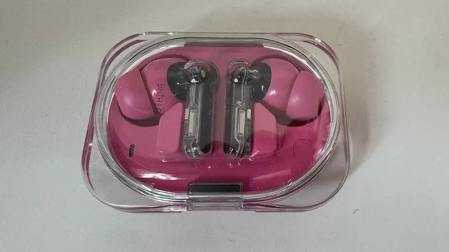 jaybecker-nothingear3a-testbericht1 Nothing Ear (3a) in ihrem durchsichtigen Ladecase in Pink