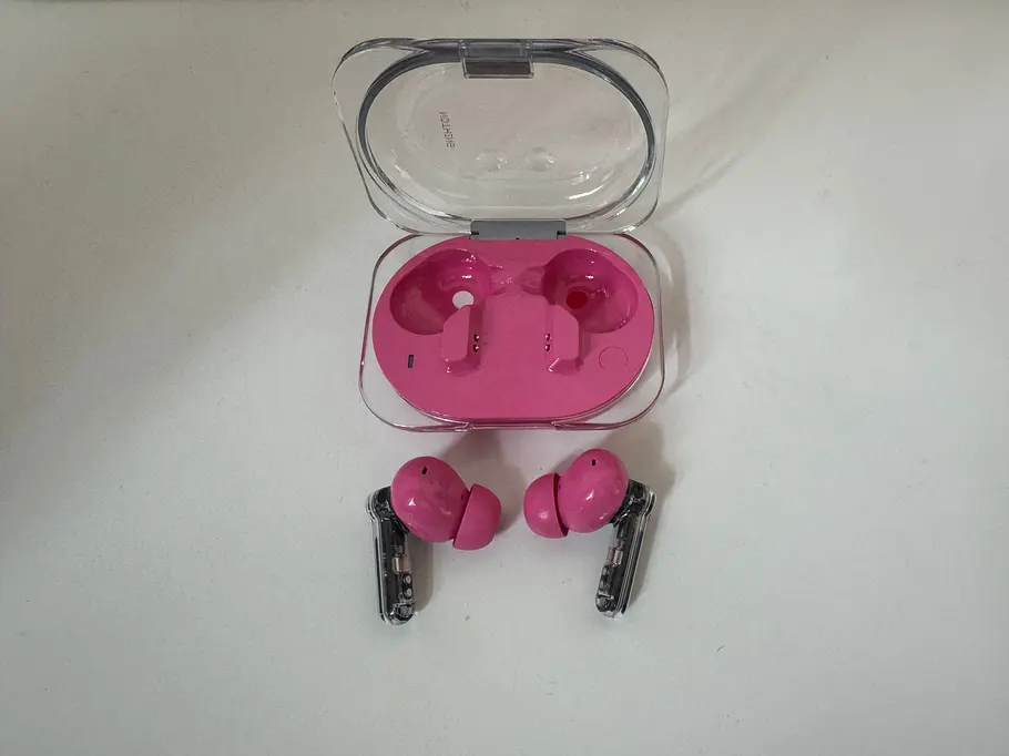 jaybecker-nothingear3a-testbericht3 Nothing Ear (3a) einzeln vor der aufgeklappten Ladecase.