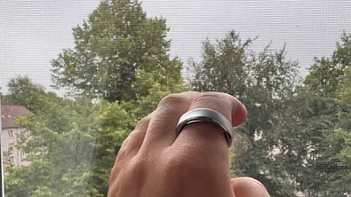 RingConn 3 Smartring am Zeigefinger von Jay Becker vor einem Fenster. - Foto: Privat / Jay Becker RingConn 3 Smartring am Zeigefinger von Jay Becker vor einem Fenster. - Foto: Privat / Jay Becker