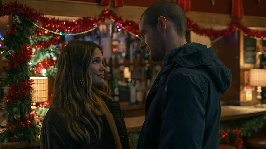 Connor Swindells als Nick und Olivia Holt als Sophia in „Jingle Bell Heist“.