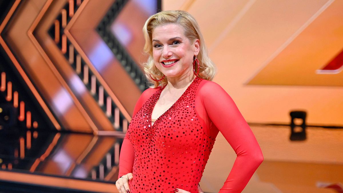Jeanette Biedermann belegte 2025 bei „Let’s Dance“ den 7. Platz. Jeanette Biedermann lächelt im roten Tanzoutfit in die Kamera.