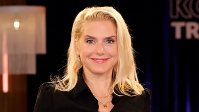 Alt-Text:  Jeanette Biedermann lächelt in schwarzer Bluse in einem TV-Studio. - Foto: IMAGO / Future Image