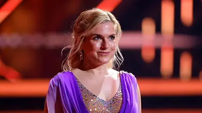 Jeanette Biedermann, hier in einem lila Kleid bei Lets Dance, ist erstmal Mama geworden und hat das Babygeschlecht verraten. - Foto: IMAGO / Panama Pictures Jeanette Biedermann, hier in einem lila Kleid bei Lets Dance, ist erstmal Mama geworden und hat das Babygeschlecht verraten. - Foto: IMAGO / Panama Pictures