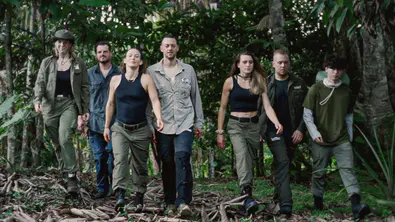 Jeannine Michaelsen und ihre Crew von ‚7 vs. Wild‘ im Dschungel.  - Foto: Amazon