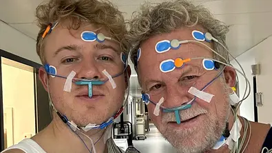 „JENKE. Experiment. Schlaflos“: Jenke von Wilmsdorff und Sohn Jánik tragen weiße Unterhemden, Elektroden im Gesicht, Nasenschläuche und verkabelte Messgeräte. - Foto: © Joyn/ProSieben „JENKE. Experiment. Schlaflos“: Jenke von Wilmsdorff und Sohn Jánik tragen weiße Unterhemden, Elektroden im Gesicht, Nasenschläuche und verkabelte Messgeräte. - Foto: © Joyn/ProSieben