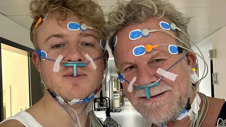 „JENKE. Experiment. Schlaflos“ heute „JENKE. Experiment. Schlaflos“: Jenke von Wilmsdorff und Sohn Jánik tragen weiße Unterhemden, Elektroden im Gesicht, Nasenschläuche und verkabelte Messgeräte.