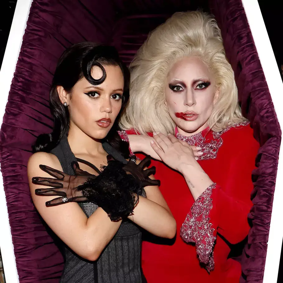 Lady Gaga und Wednesday Hauptdarstellerin Jenna Ortega posieren in einem Sarg