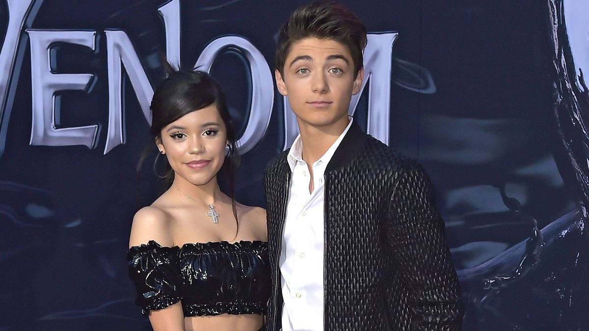Sollen ein Paar gewesen sein: Jenna Ortega und Asher Angel. Jenna Ortega und Asher Angel bei einer Premiere Arm in Arm.